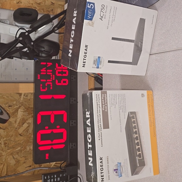 (A0) Netgear 8- port switch/ AC750 wifi router..(New)